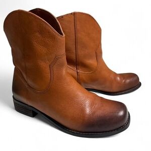 Jessica Simpson Brown‎ leather cowboy boots with a western vibe